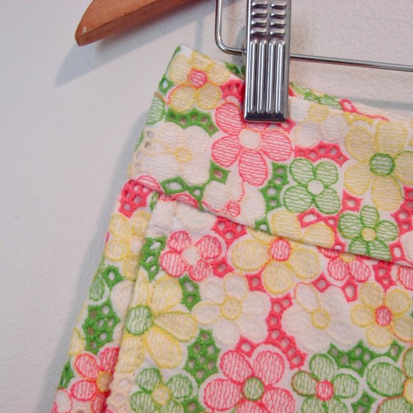 Lilly Pulitzer Floral Shorts Sloane Sunbonnet Eyelet Lace Pink Yellow Size 2 - Picture 8 of 16
